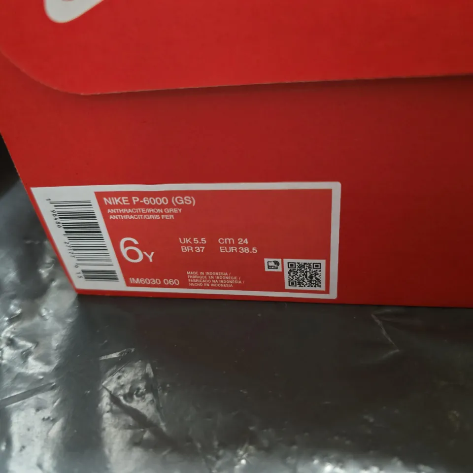 NIKE P-6000 (GS) SNEAKERS – BLACK/ANTHRACITE WITH GREEN ACCENTS UK 5.5 (US 6Y)