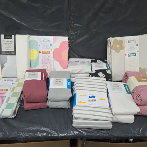 BOX OF APPROXIMATELY 12 ASSORTED BEDDING & SOFT FABRICS ITEMS TO INCLUDE - DUVET SET - FITTED SHEET ETC. 