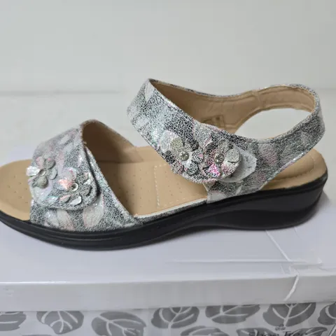 BOXED SHOE TREE AZALEA SANDALS, SILVER - UK SIZE 6