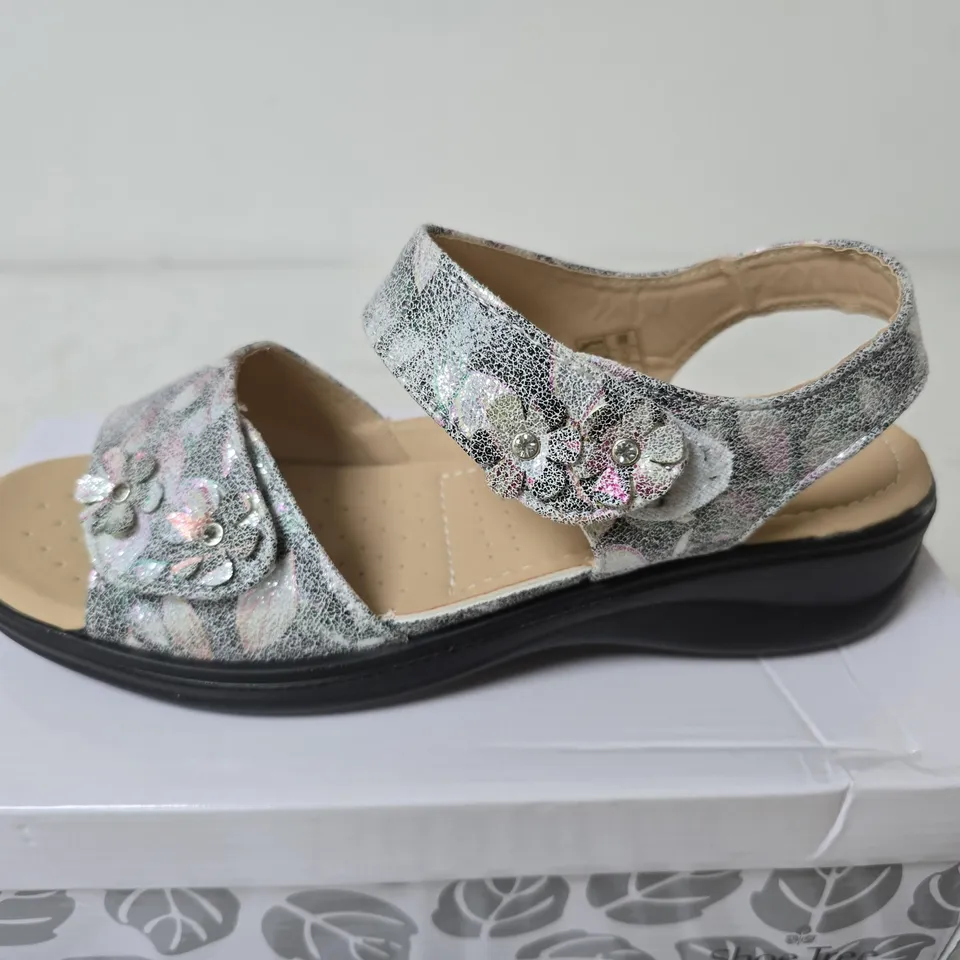 BOXED SHOE TREE AZALEA SANDALS, SILVER - UK SIZE 6