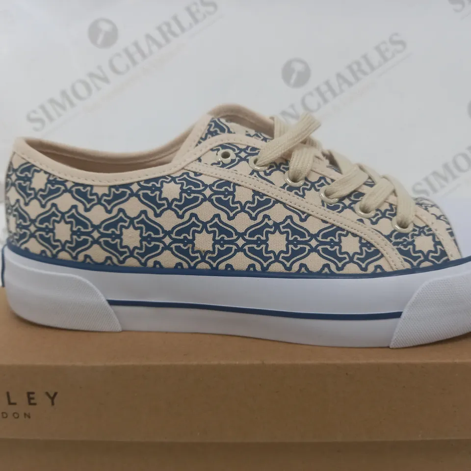 BOXED PAIR OF RADLEY LONDON CANVAS TRAINERS IN CREAM/NAVY UK SIZE 7