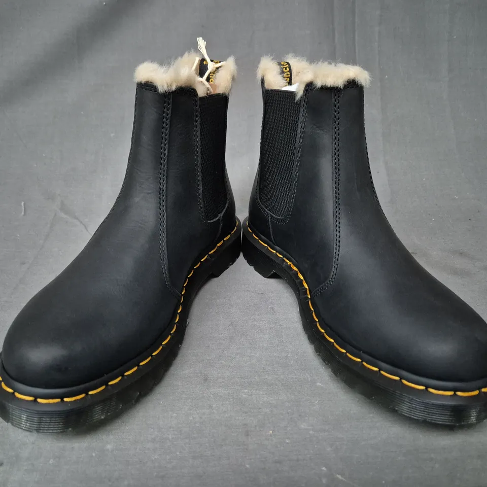 BOXED PAIR OF DR MARTENS 2976 LEONORE ANKLE BOOTS IN BLACK UK SIZE 6