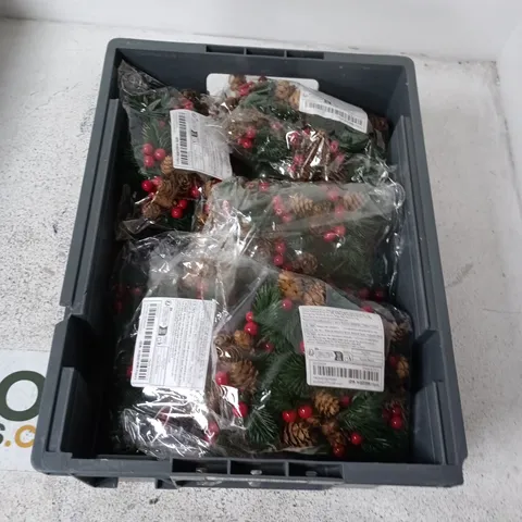 BOX CONTAINING A MIX OF APPROXIMATELY 15 ASSORTED HOUSEHOLD ITEMS INCLUDING CHRISTMAS DECORATIONS 