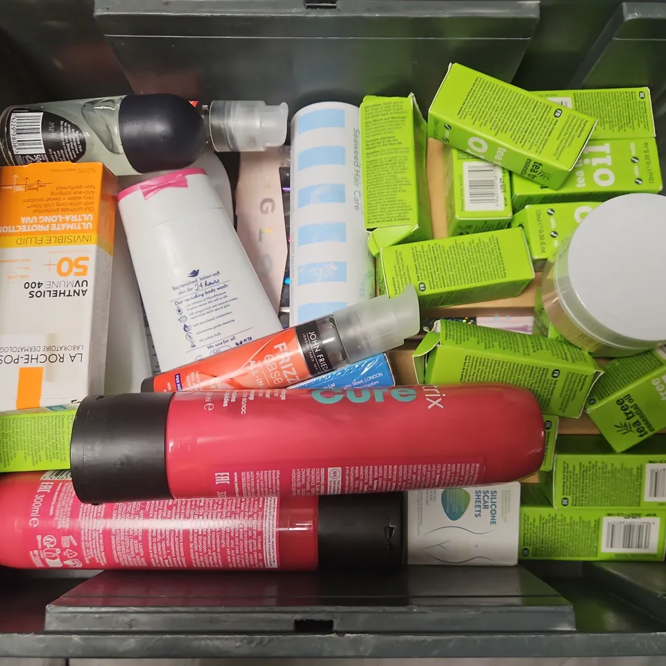 APPROXIMATELY 18 ASSORTED HEALTH & BEAUTY PRODUCTS TO INCLUDE GILLETTE SHAVE FOAM, MATRIX INSTA CURE, LA ROCHE-POSAY INVISIBLE FLUID, ETC 