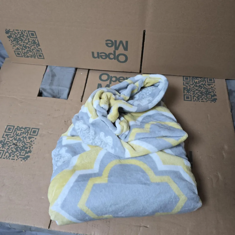BOX OF APPROXIMATELY 14 ASSORTED ITEMS TO INCLUDE: GREY AND YELLOW THROW 