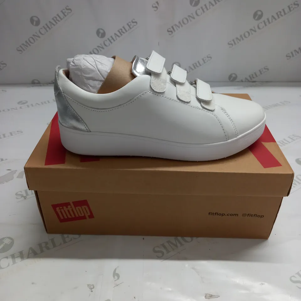 BOXED PAIR OF FIT FLOP RALLY METALLIC BACK LEATHER STRAP SNEAKERS IN WHITE - UK 5
