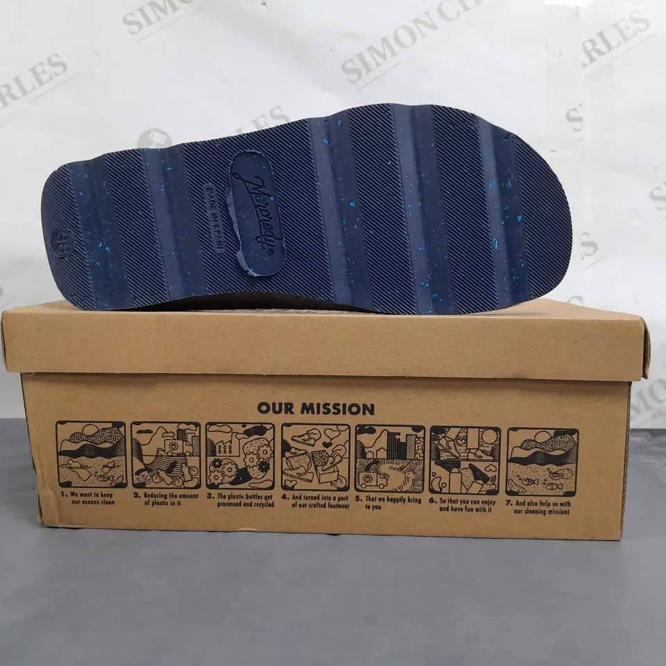 BOXED PAIR OF MERCREDY SLIPPERS IN GREY EU SIZE 38