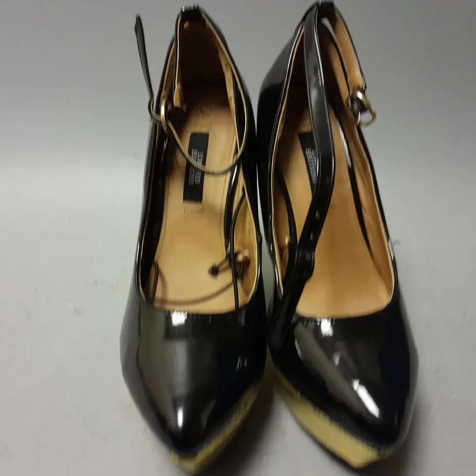 APPROXIMATELY 8 ASSORTED LOOSE PAIRS OF PRIMARK RAISED FOOT HEELS IN BLACK/GOLD IN VARIOUS SIZES