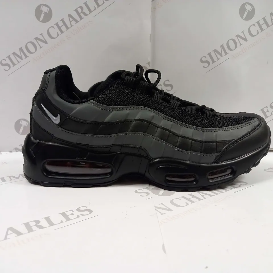 PAIR OF NIKE AIR MAX TRAINERS UK SIZE 8