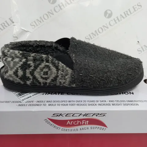 PAIR OF MUK LUKS MENS SLIPPERS IN GREY SIZE 12