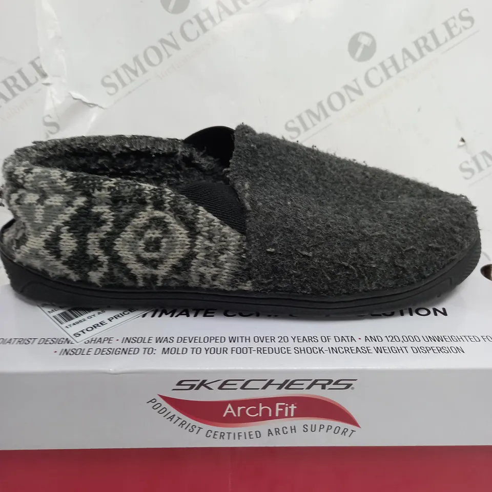 PAIR OF MUK LUKS MENS SLIPPERS IN GREY SIZE 12