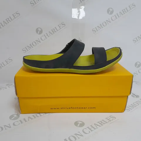 BOXED PAIR OF STRIVE SANDALS IN BLACK/CITRUS SIZE 6