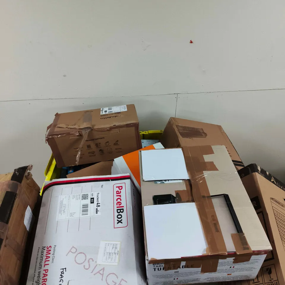 PALLET OF A LARGE QUANTITY OF ASSORTED ITEMS TO INCLUDE: HOOVER