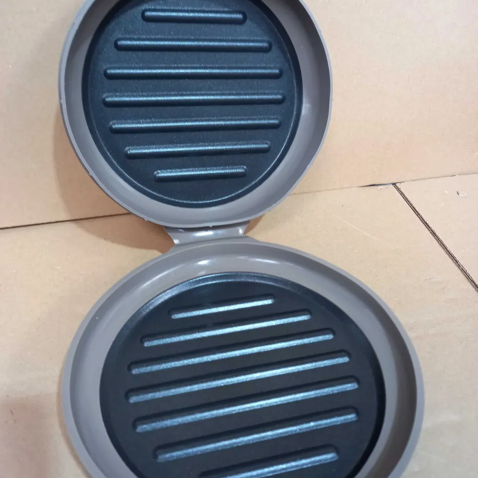 COOK'S ESSENTIALS MICROWAVE GRILL PAN WITH SILICONE COVER - BROWN