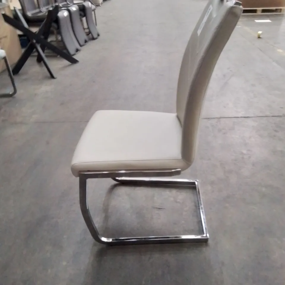 A QUALITY DESIGNER FAUX LEATHER UPHOLSTERED DINING CHAIR IN GREY WITH CHROME LEGS