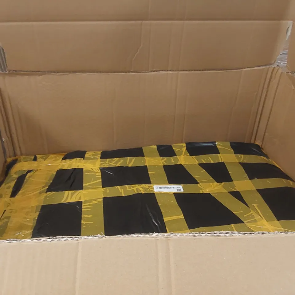 PALLET CONTAINING A LARGE QUANTITY OF RUGS ECT
