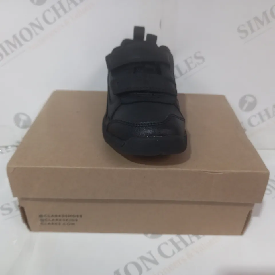 BOXED PAIR OF CLARKS ORBIT SPRINT T INFANT SHOES IN BLACK UK SIZE 8