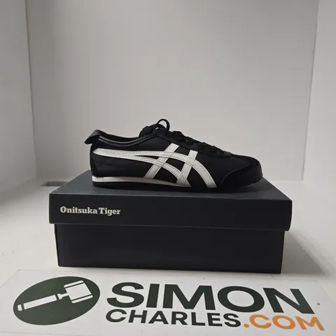 BOXED PAIR OF ONITSUKA TIGER MEXICO 66 SHOES SIZE UK 5