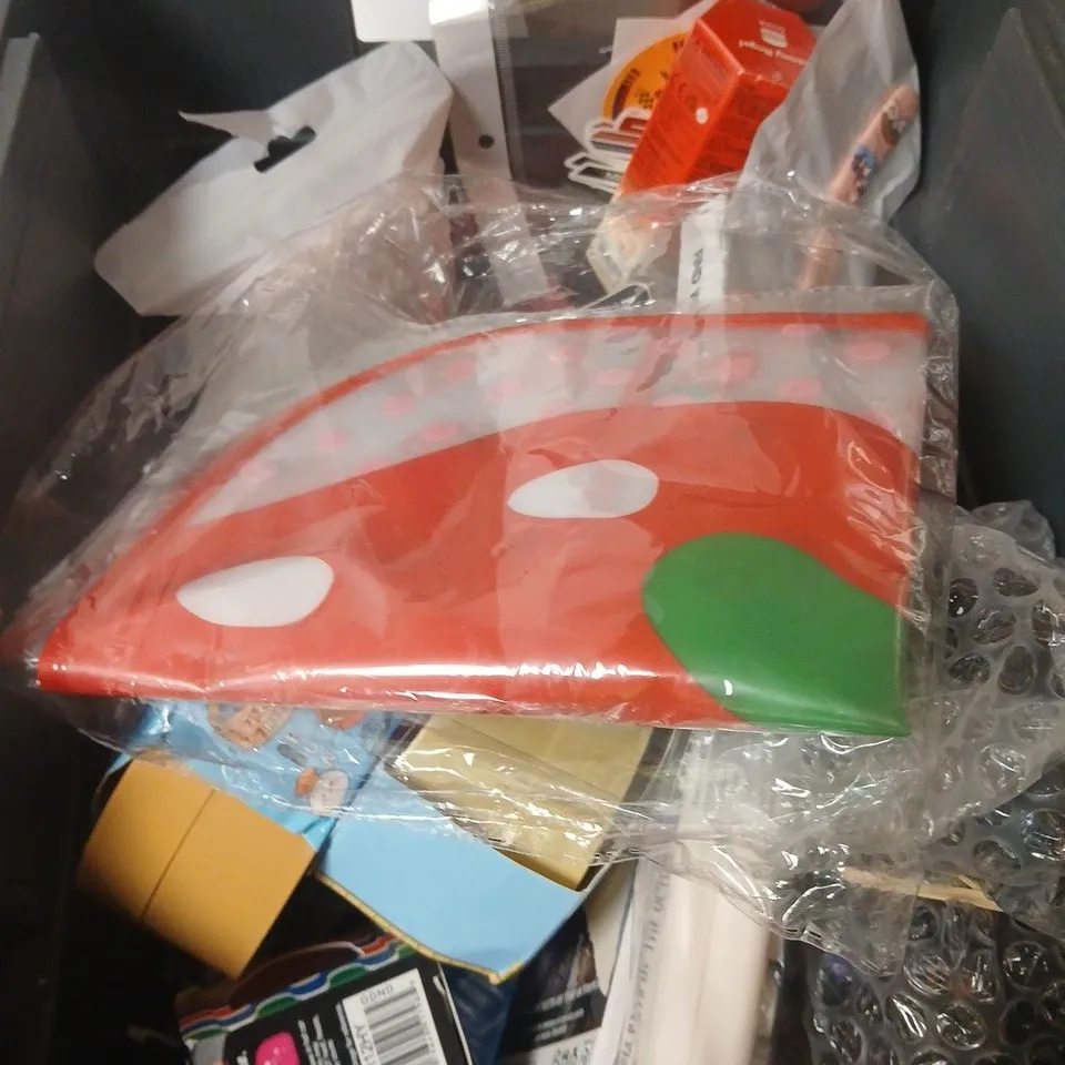 APPROXIMATELY 10 ASSORTED TOYS AND GAMES TO INCLUDE UNO, ARTIST PENS, PAINT POTS ETC