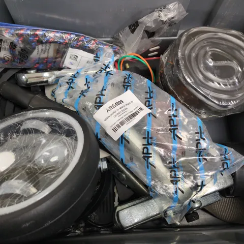 APPROXIMATELY 6 ASSORTED VEHICLE PARTS & ACCESSORIES/TOOLS TO INCLUDE TRACK ROD END, BICYCLE TIRE, SOCKET WRENCH, ETC - COLLECTION ONLY