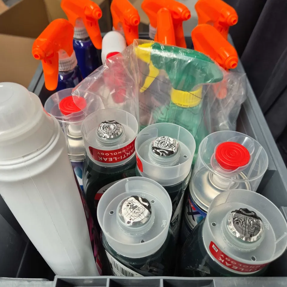 APPROXIMATELY 15 ASSORTED HOUSEHOLD PRODUCTS TO INCLUDE WASHING UP LIQUID, CLEANING SPRAY ETC 