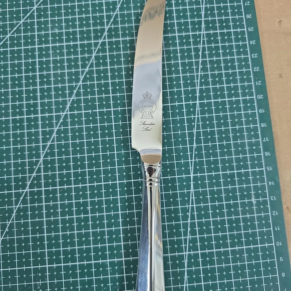 TOTE OF APPROXIMATELY 20 ASSORTED ITEMS TO INCLUDE: SHEFFIELD CUTLERY KNIFE 