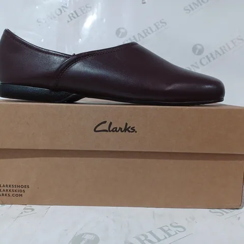 BOXED PAIR OF CLARKS HARSTON ELITE SLIP-ON LOAFERS IN BURGUNDY UK SIZE 10