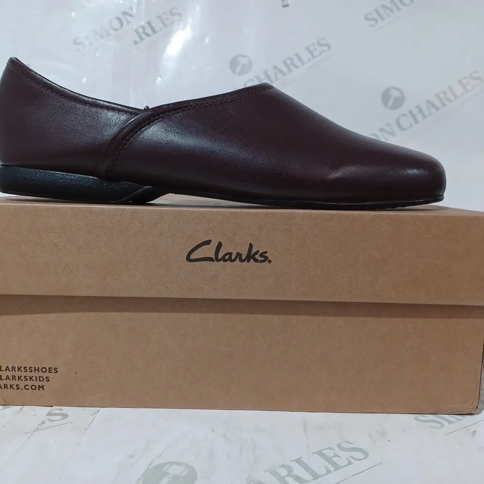 BOXED PAIR OF CLARKS HARSTON ELITE SLIP-ON LOAFERS IN BURGUNDY UK SIZE 10