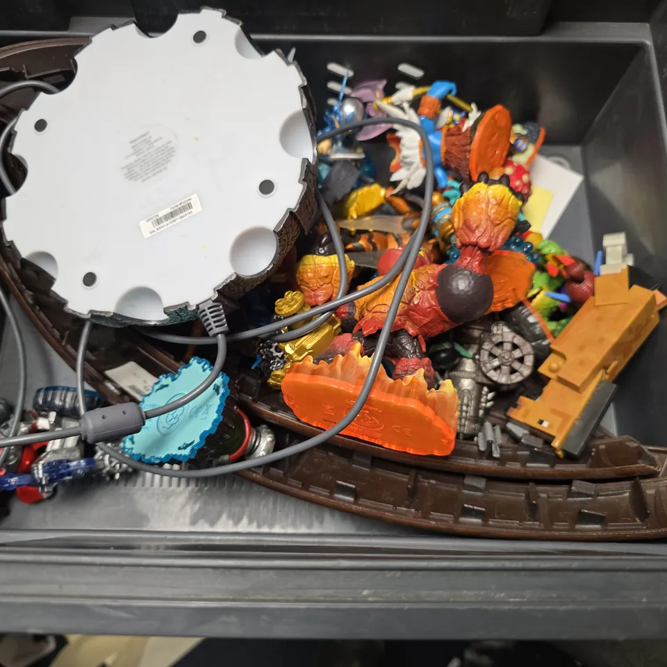 APPROXIMATELY 13 ASSORTED TOYS & GAMES TO INCLUDE - PORTAL OF POWER , GIANTS TREE REX ETC