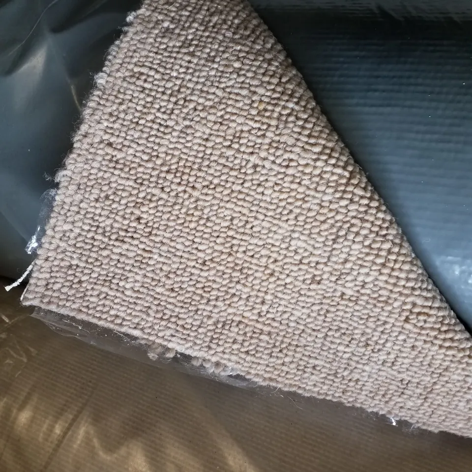 ROLL OF QUALITY CLA BURNHAM AB PLAIN FLAXEN CARPET APPROXIMATELY 3.88×4M