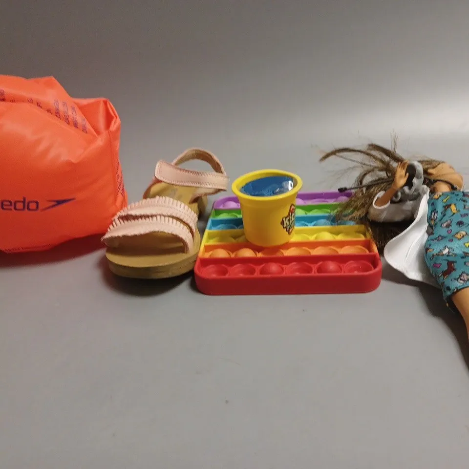 BAG OF ASSORTED KIDS TOYS AND ACCESSORIES TOO INCLUDE ARM BANDS , BARBIE DOLLS AND PLAY DOUGH 