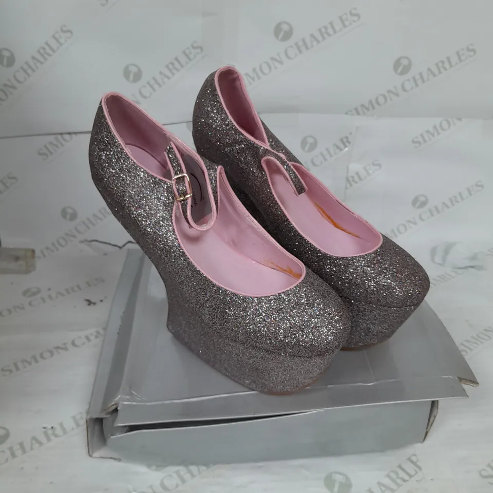 BOXED PAIR OF CASANDRA PLATFORM STRAP SHOE IN MULTIGLITTER SIZE 8