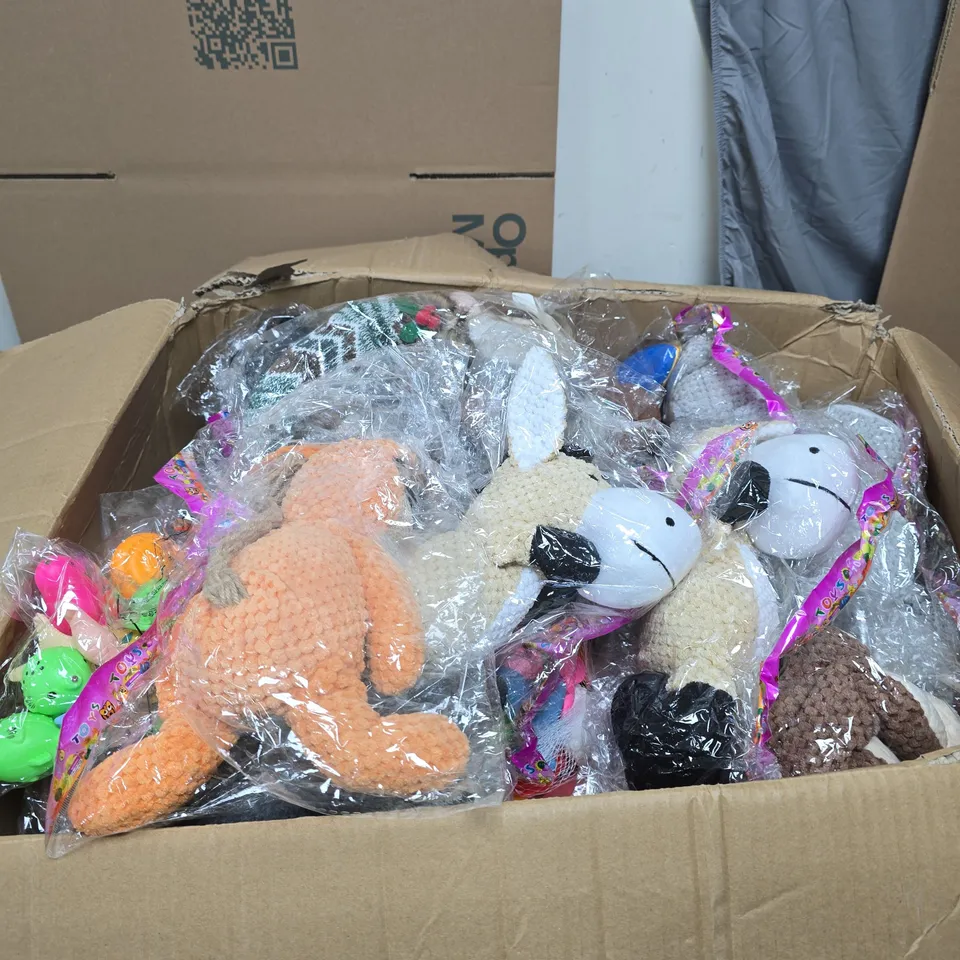 BOX OF APPROXIMATELY 25 ASSORTED TOYS INCLUDING KEYRING , ROLL AROUND OWL AND SOFT TOYS 