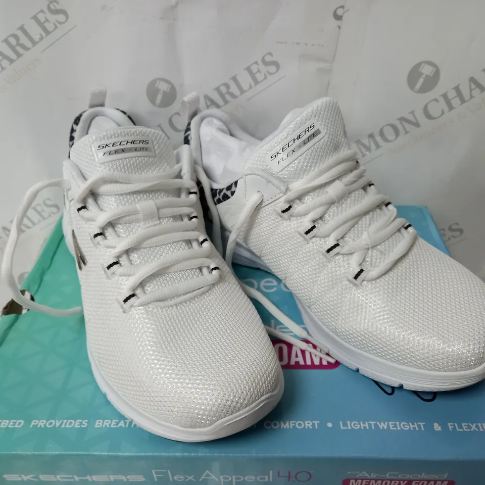 BOXED PAIR OF SKECHERS TRAINERS IN WHITE SIZE 6