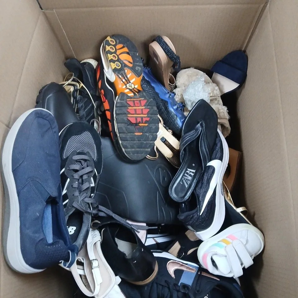 BOX OF APPROXIMATELY 10 ASSORTED SINGLE SHOES INCLUDING A DUNLOP WELLY, A NIKE ZOOM PEGASUS 36 AND A NIKE TN