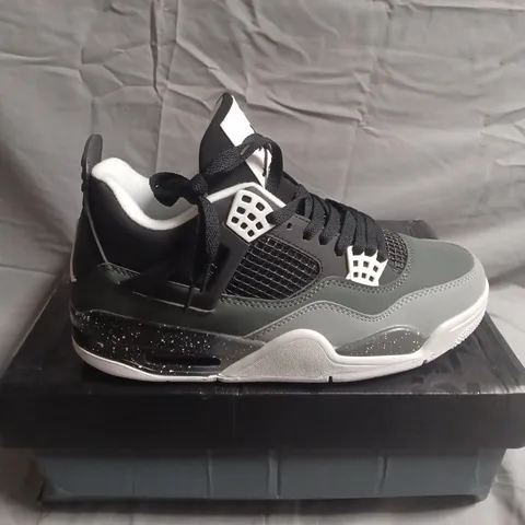 BOXED PAIR OF AIR JORDAN 4 RETRO SNEAKERS - UK SIZE 7
