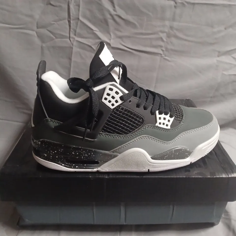 BOXED PAIR OF AIR JORDAN 4 RETRO SNEAKERS - UK SIZE 7