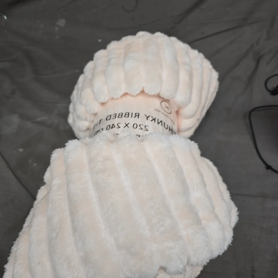 CHUNKY RIBBED THROW – 220 X 240CM