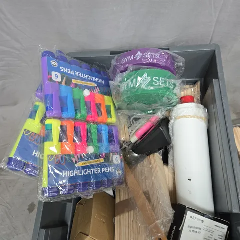 A TOTE OF ASSORTED ITEMS TO INCLUDE MIXED LOT: HIGHLIGHTER PENS, ELECTRIC ERASER, WOODEN CRAFT STICKS AND DOG WASTE BAGS – WHOLESALE & JOB LOTS