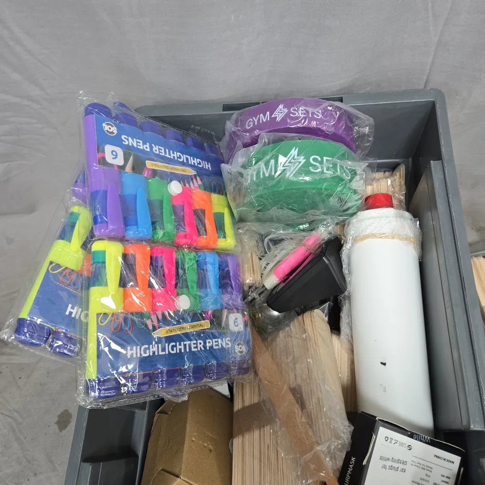 A TOTE OF ASSORTED ITEMS TO INCLUDE MIXED LOT: HIGHLIGHTER PENS, ELECTRIC ERASER, WOODEN CRAFT STICKS AND DOG WASTE BAGS – WHOLESALE & JOB LOTS