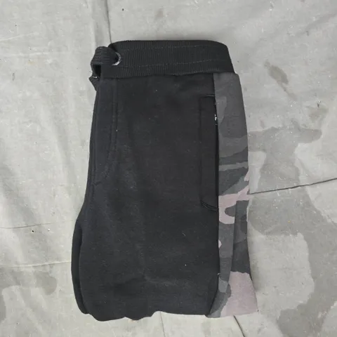 BENCH KIDS SWEATPANTS IN BLACK/CAMO SIZE 7-8
