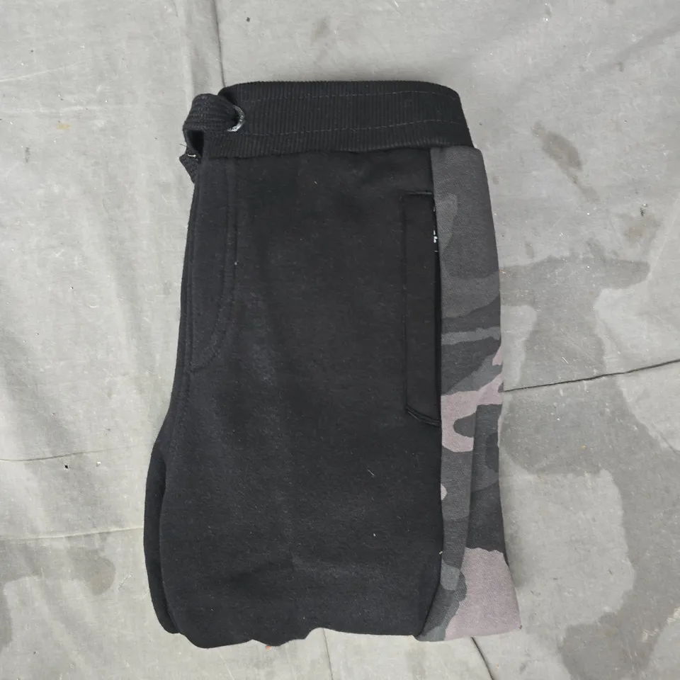 BENCH KIDS SWEATPANTS IN BLACK/CAMO SIZE 7-8