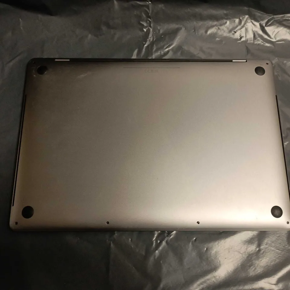 UNBOXED APPLE MACBOOK PRO 13" ALUMINIUM LAPTOP WITH CRACKED SCREEN - A2141