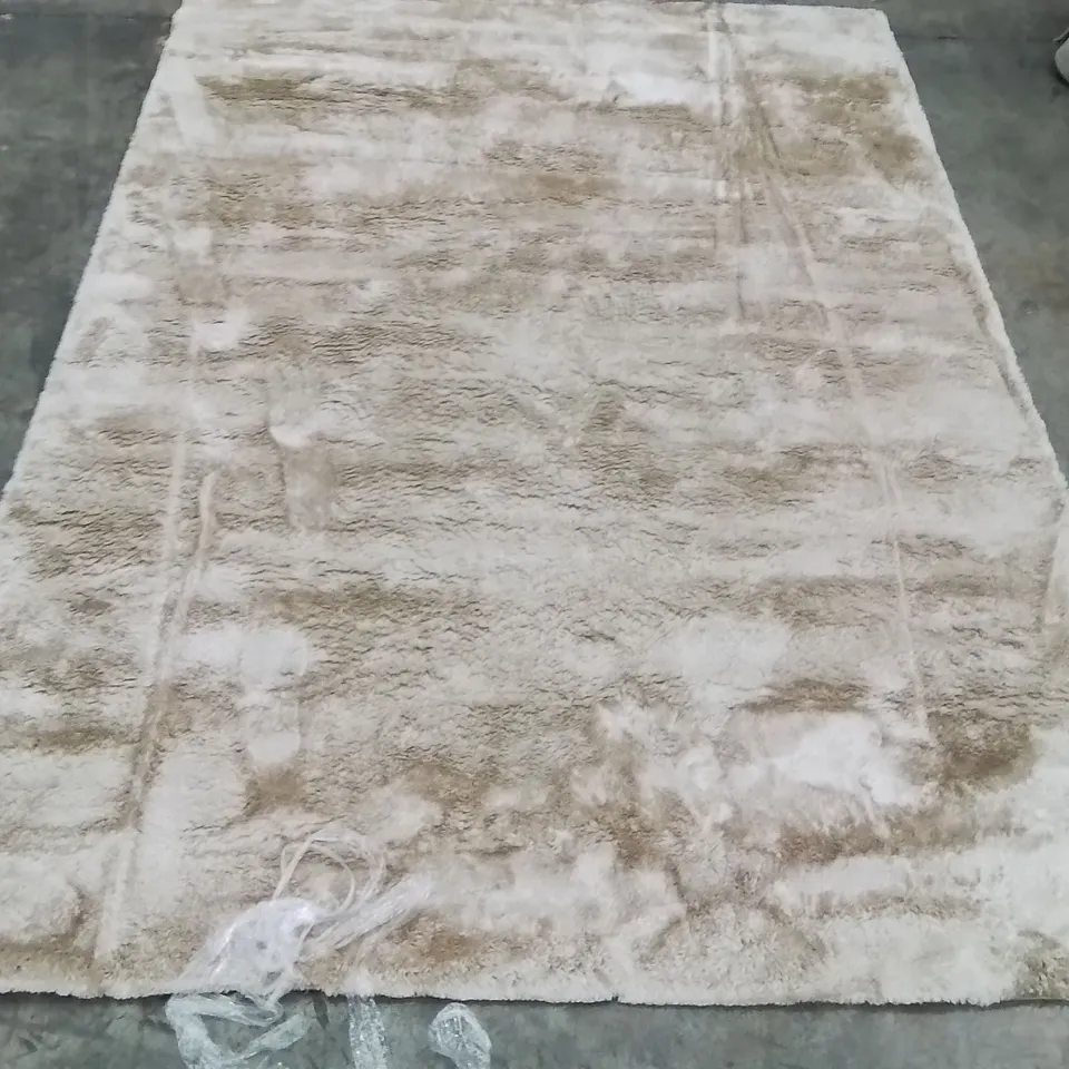 QUALITY DESIGNER AREA RUG - APPROXIMATELY 290X210CM