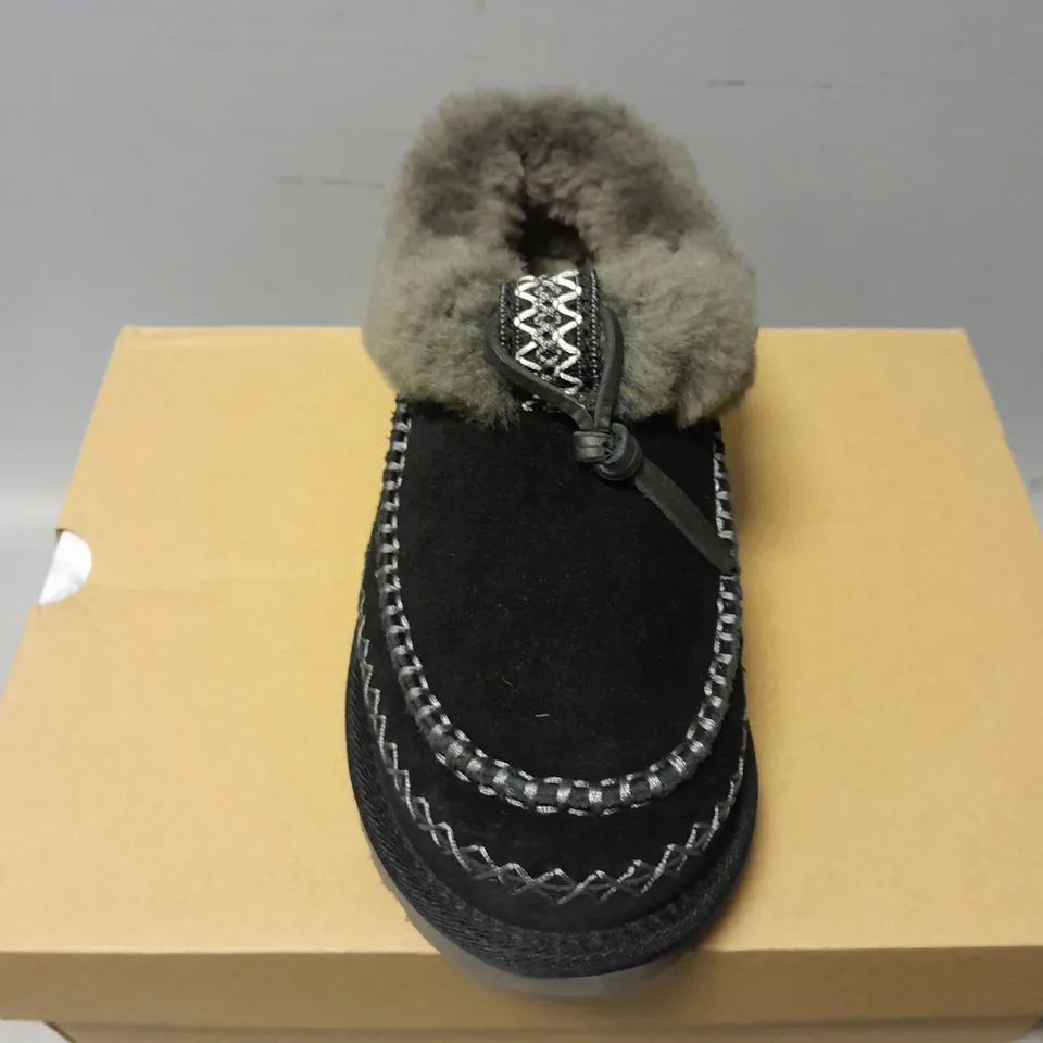 BOXED PAIR OF UGGS WOMENS TASMAN ALPINE SLIPPERS IN BLACK - UK 5