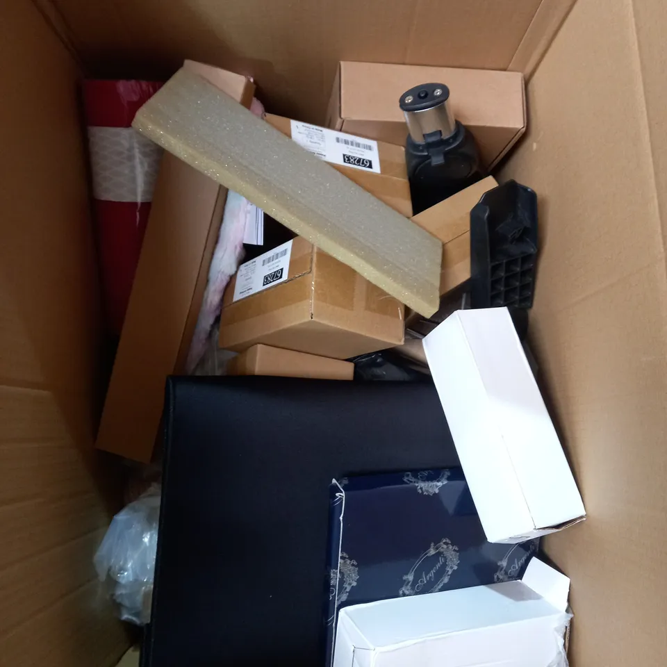 BOX OF ASSORTED HOUSE HOLD ITEMS TO INCLUDE FOOT SPAR - BLANKET - PICTURE FRAME / COLLECTION ONLY 