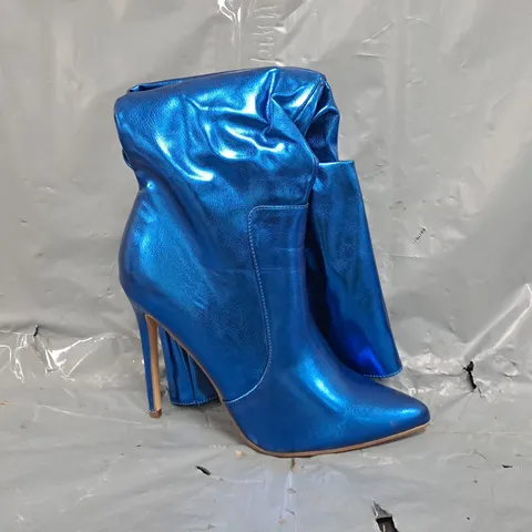 BOXED PAIRED OF ESSEX GLAM POINTED TOE STILETTO HEEL KNEE HIGH BOOTS IN METALLIC BLUE SIZE UK 6