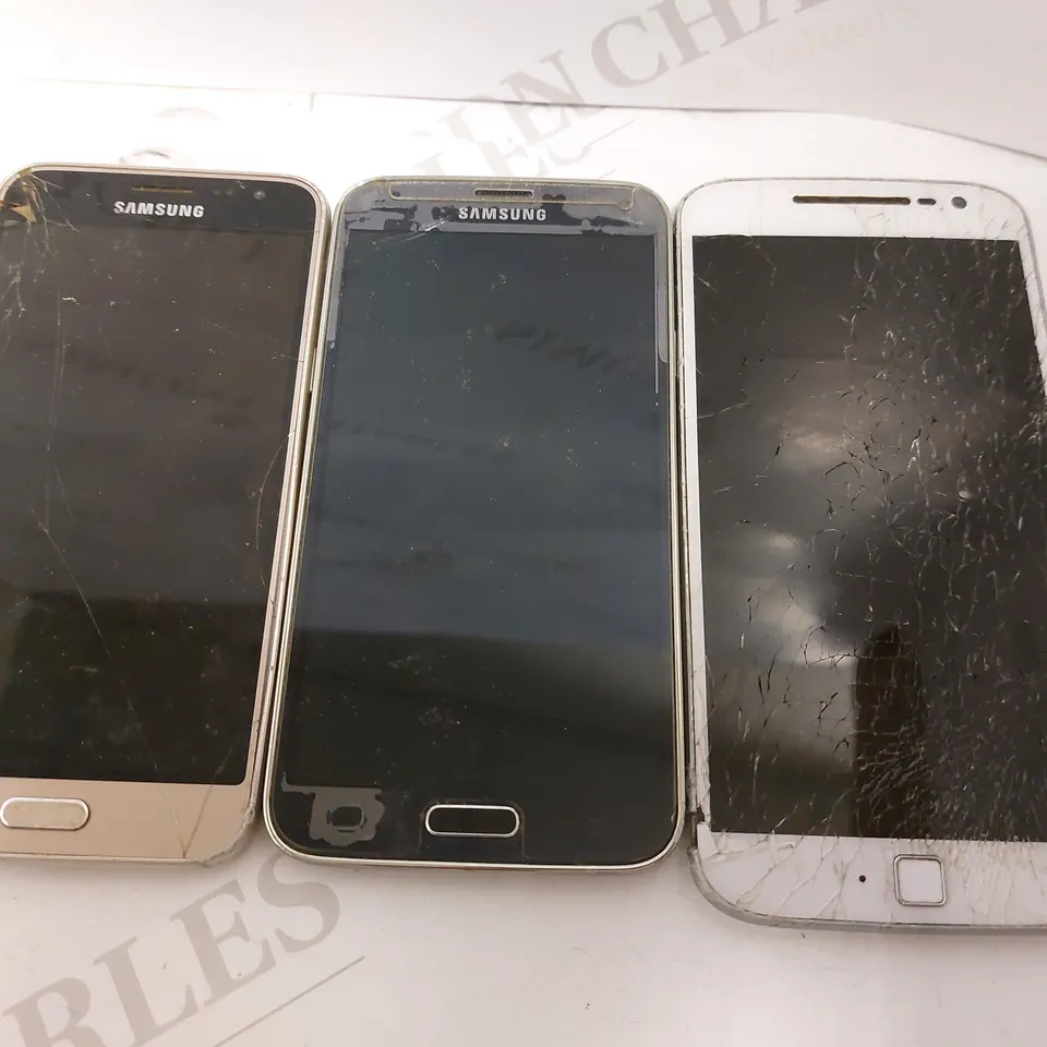 LOT OF 3 ITEMS INCLUDING 2 SAMSUNG SMARTPHONES, MOTOROLA SMARTPHONE