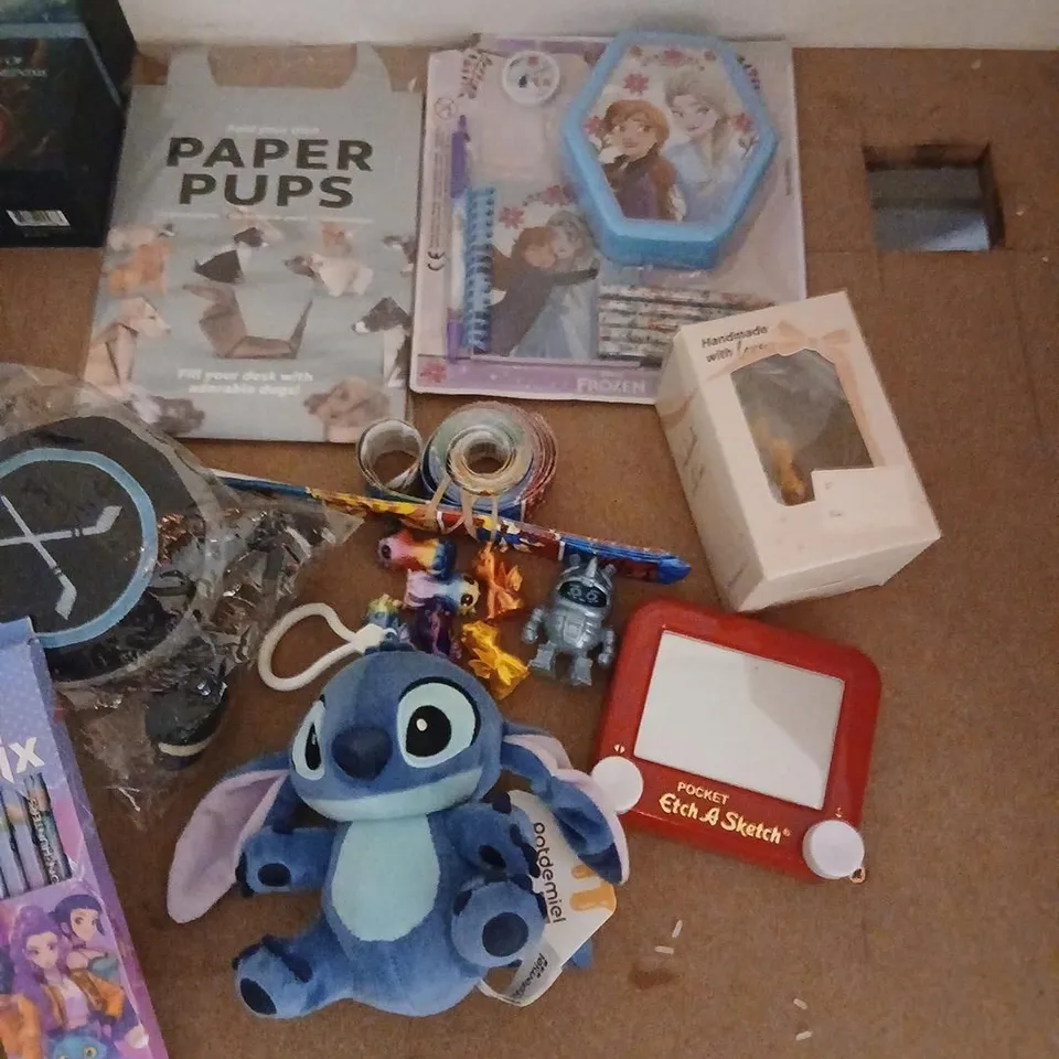 LARGE QUANTITY OF ASSORTED TOYS AND ACCESSORIES TO INCLUDE; PAPER PUPS, HUN TRIX, POCKET ETCH  SKETCH AND TAROT OF SACRED KINGDOM
