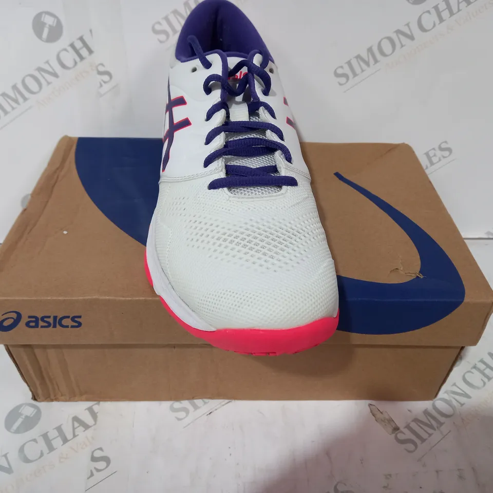 BOXED PAIR OF ASICS GEL-NETBURNER SHOES IN WHITE/NAVY/RED UK SIZE 8